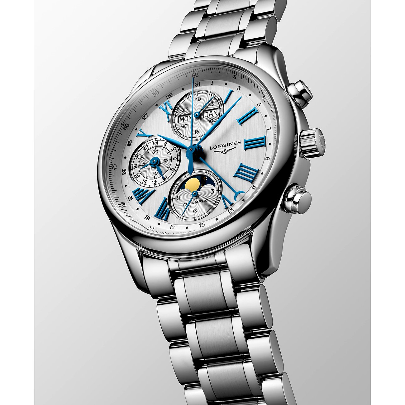 Longines Herrenuhr mit Edelstahlgehäuse, silberfarbenem Zifferblatt und blauen Zeigern.