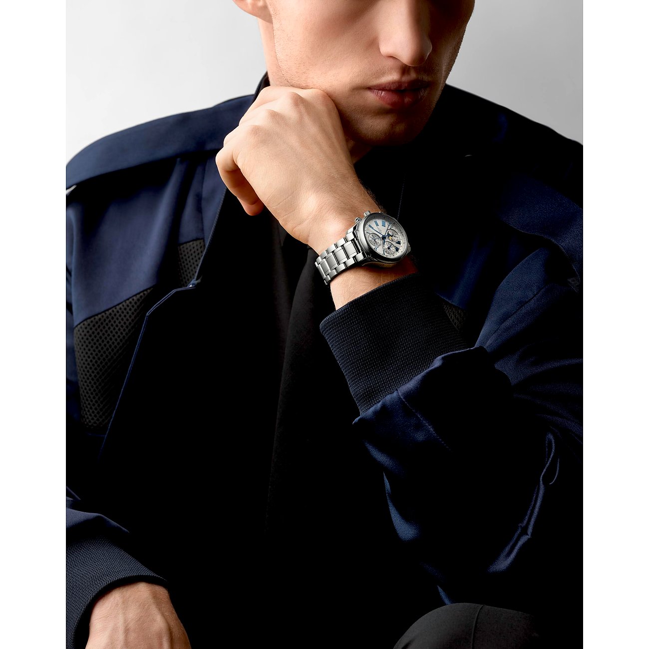 Longines Herrenuhr mit Edelstahlgehäuse und silberfarbenem Zifferblatt.