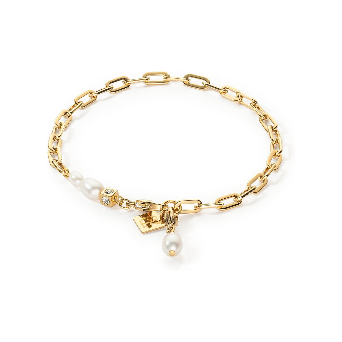 Coeur de Lion Armband aus goldfarbenem Edelstahl mit Panzerketten, mehreren Perlen und einem Würfelanhänger.