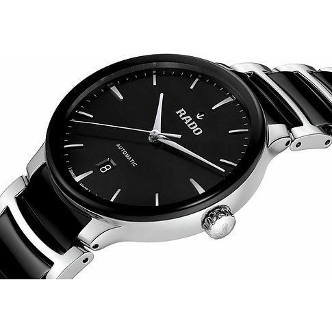 Rado Herrenuhr mit Edelstahlgehäuse, schwarzem Zifferblatt und silberfarbenem Armband.