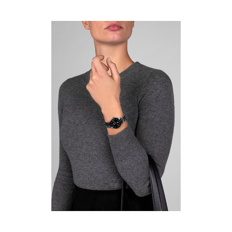 Nahaufnahme einer Rado Damenuhr aus Edelstahl mit Diamanten am Handgelenk eines Models zu sehen.