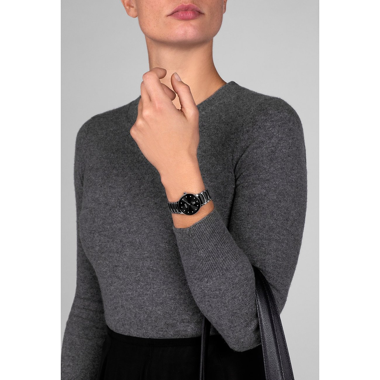 Nahaufnahme einer Rado Damenuhr aus Edelstahl mit Diamanten am Handgelenk eines Models zu sehen.