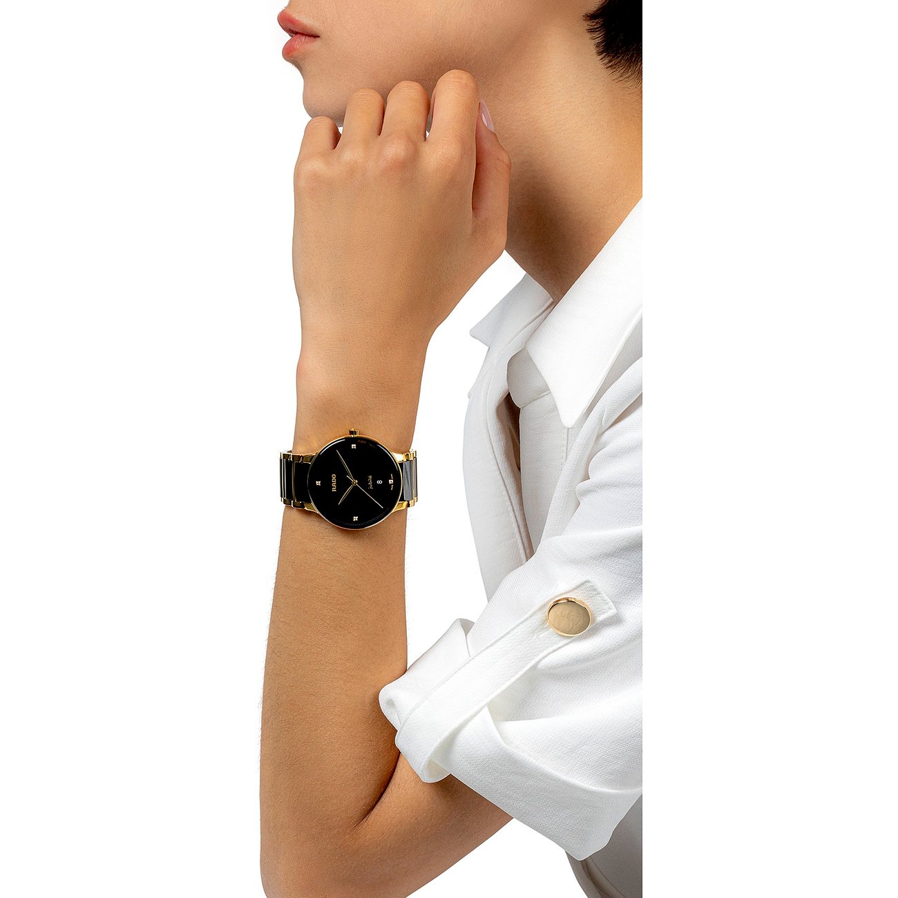 Nahaufnahme einer Rado Unisex-Uhr aus Edelstahl, getragen an einem Handgelenk, mit schwarzem Zifferblatt und Diamant.