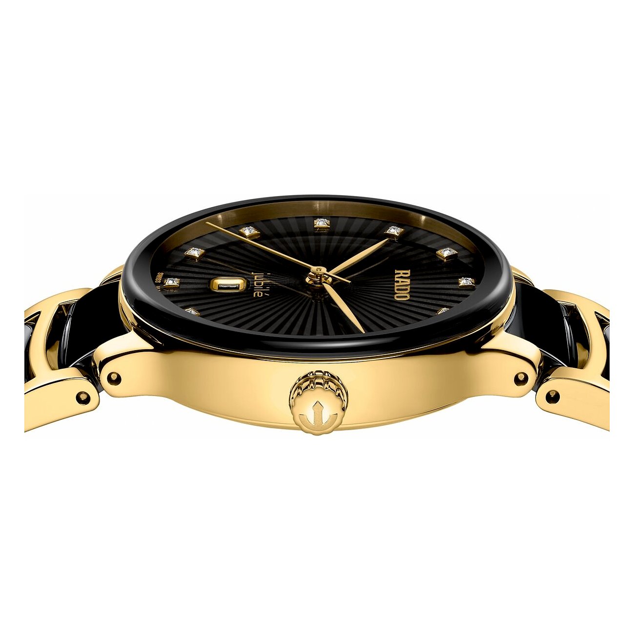 Nahaufnahme einer luxuriösen Rado Damenuhr aus goldfarbenem Edelstahl mit schwarzem Zifferblatt und Diamanten.