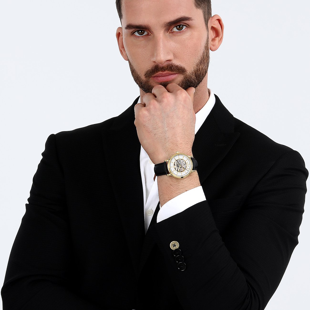 Maserati Herrenuhr mit Edelstahlgehäuse, Automatikwerk und schwarzem Lederarmband.