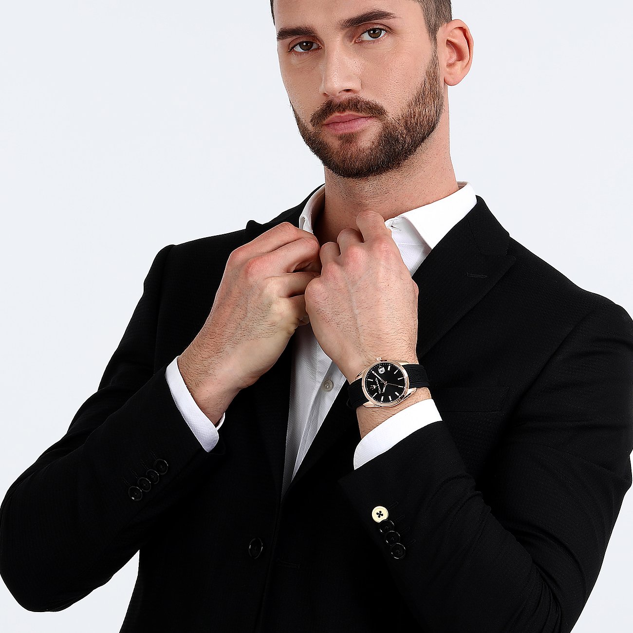 Maserati Herrenuhr mit Edelstahlgehäuse, schwarzem Zifferblatt und Datum.