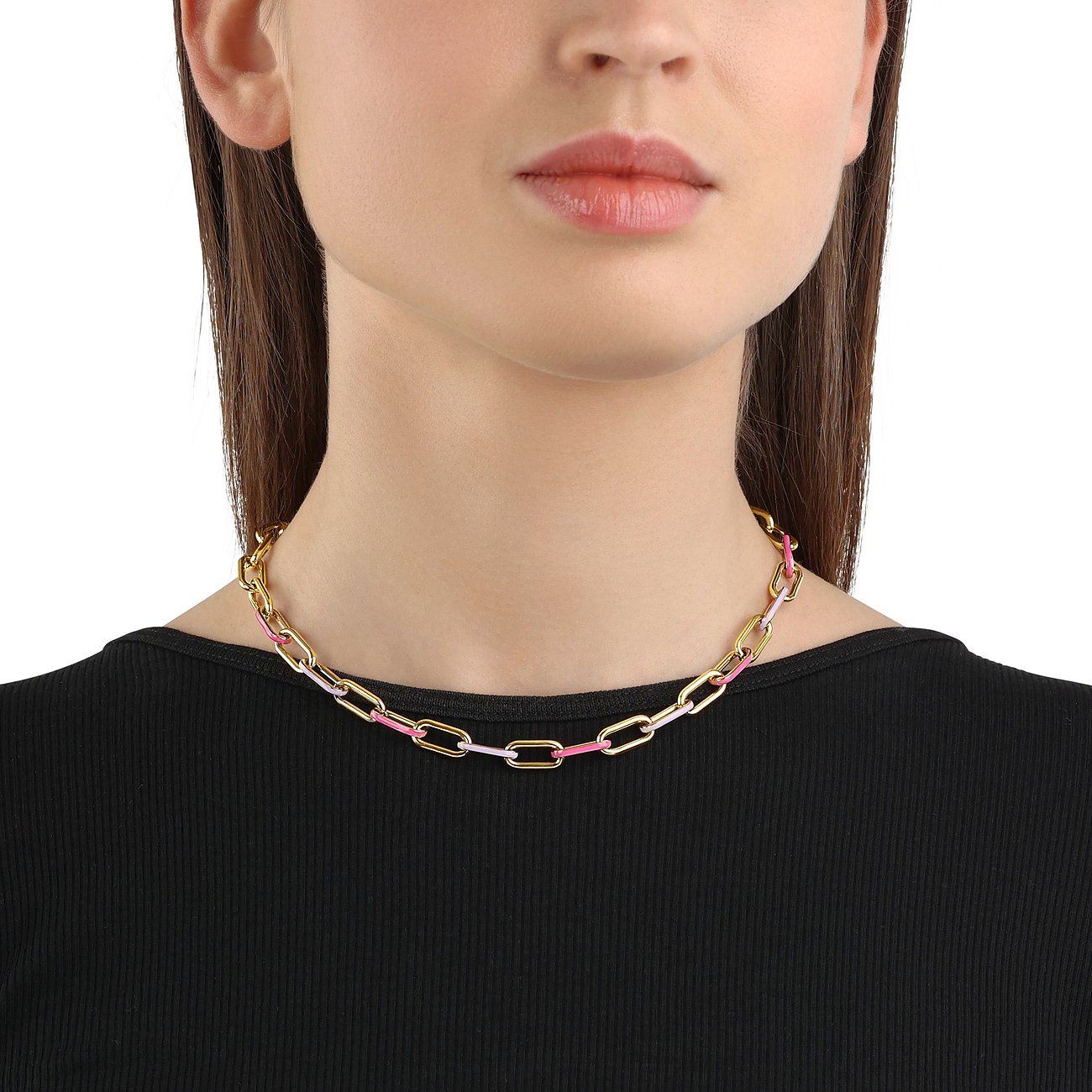 Model trägt eine Noelani Halskette aus goldfarbenem Edelstahl mit abwechselnd gold- und rosafarbenen Gliedern.