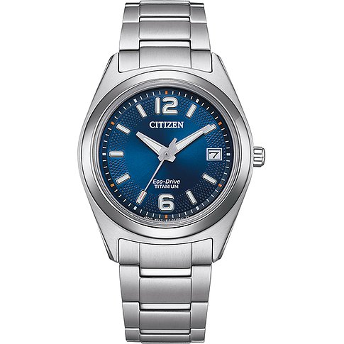 Citizen Damenuhr mit Titan-Gehäuse, blauem Zifferblatt und Datumsanzeige.