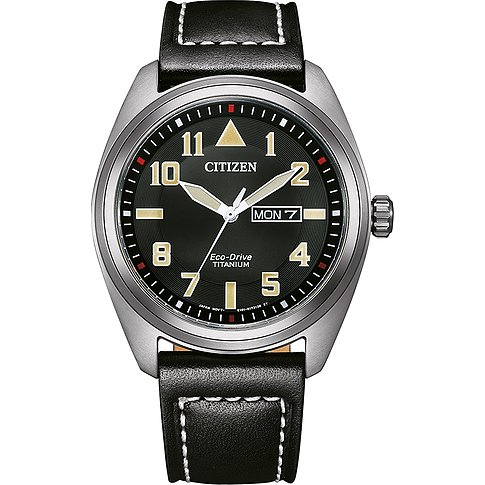 Citizen Herrenuhr mit Titan-Gehäuse, schwarzem Zifferblatt und analoger Anzeige.
