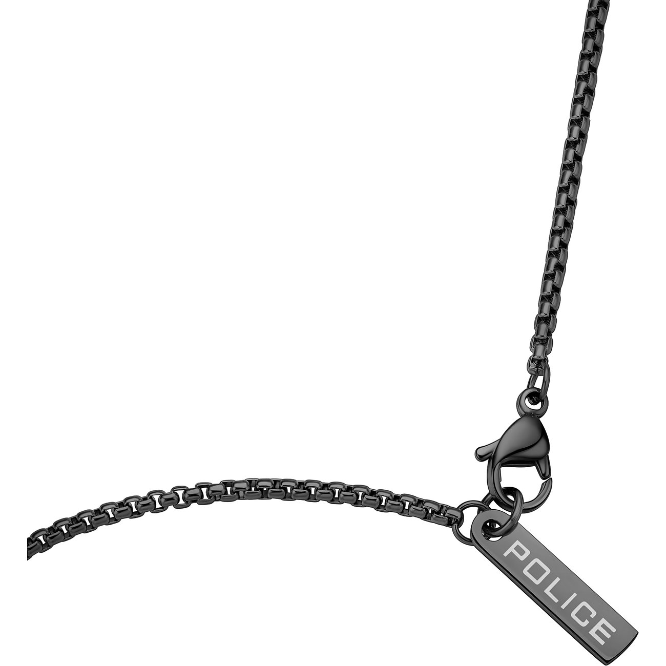 Nahaufnahme der Schließe einer schwarzen Police-Halskette aus mattem Edelstahl mit Anhänger.