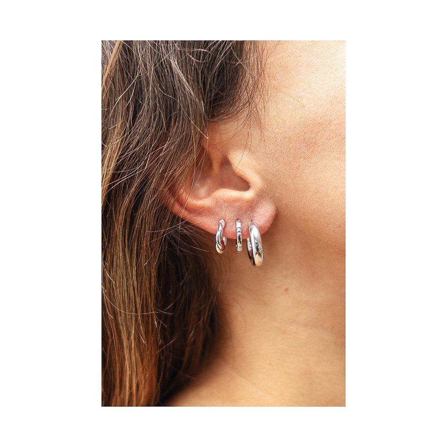 Caï Ohrringe aus 925er Silber, poliert, mit drei Creolen.