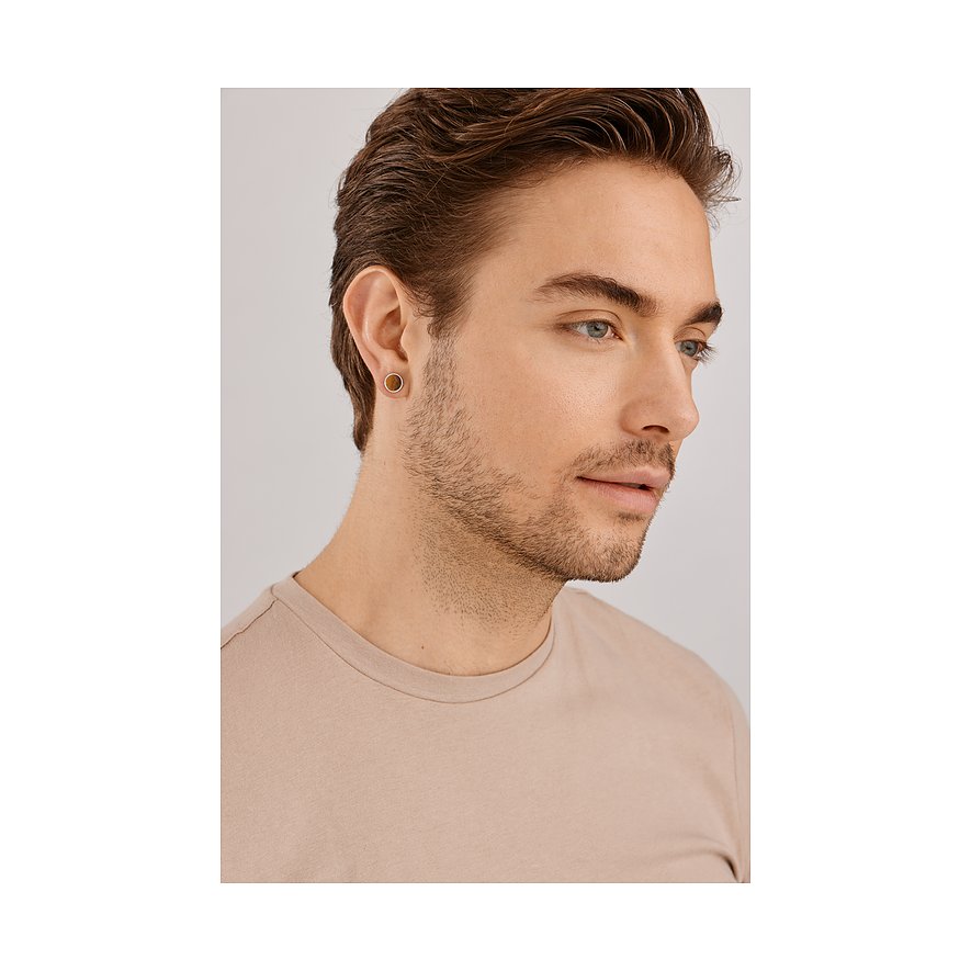 Een Caï 925 zilveren oorsteker met tijgeroog, ovaalvormig, gedragen aan een mannelijk oor.