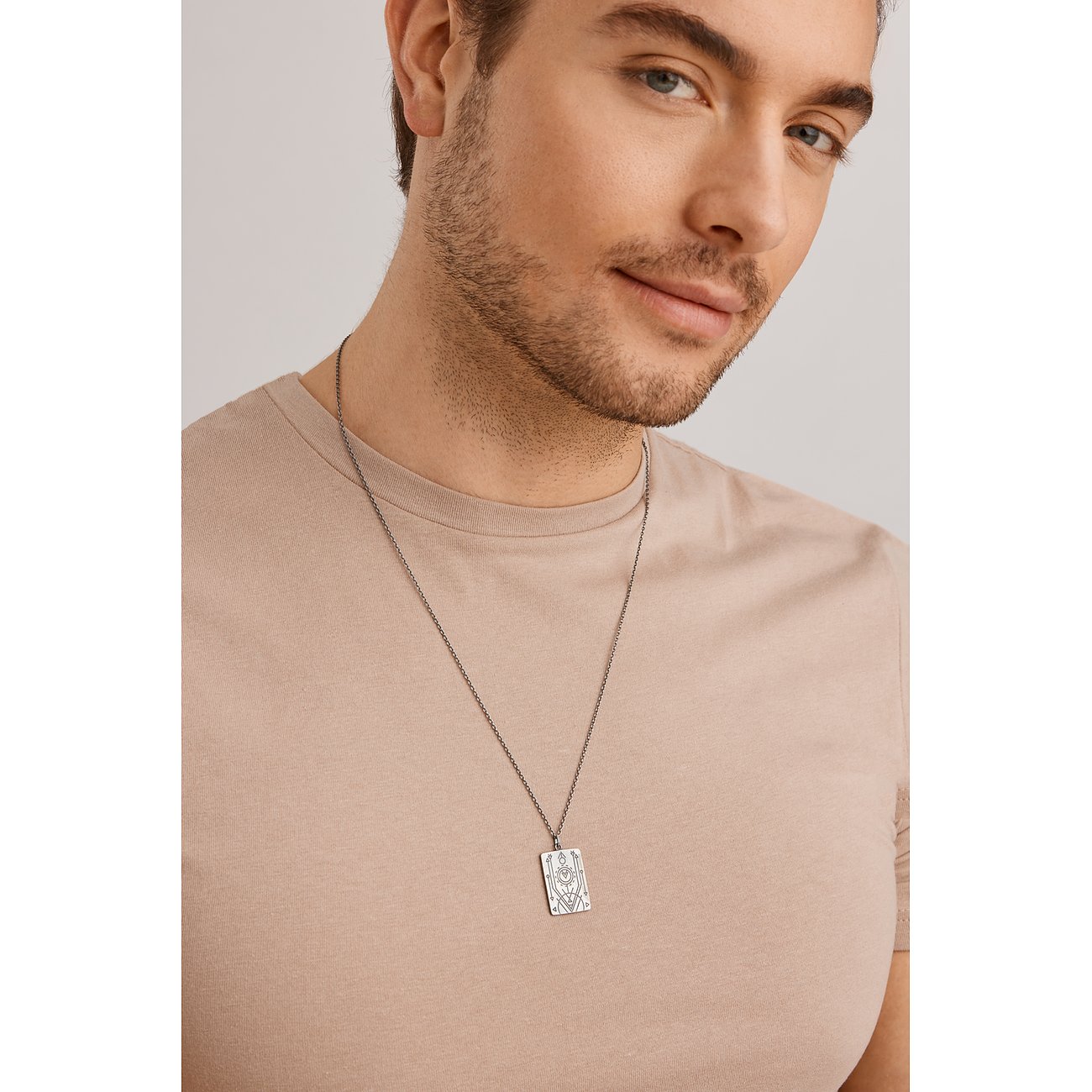 Caï Halsschmuck aus 925er Silber mit rechteckigem Anhänger und Gravur.