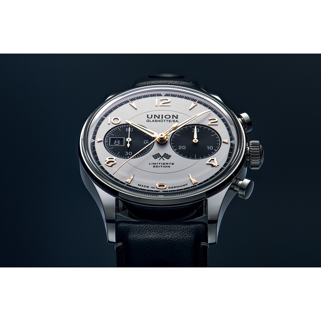 Nahaufnahme einer Union Glashütte Uhr aus Edelstahl mit hellem Zifferblatt, drei Chronographen-Zählern und schwarzem Armband.