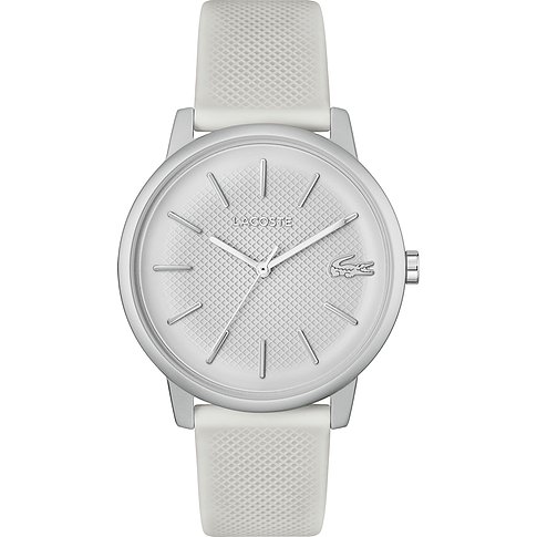 Nahaufnahme einer Lacoste Herrenuhr mit silberfarbenem Aluminiumgehäuse, weißem Zifferblatt und weißem Armband.