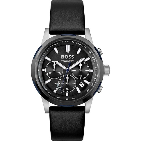 Nahaufnahme der Boss Herrenuhr in Schwarz mit silbernem Gehäuse und schwarzen Kunststoff-Elementen.