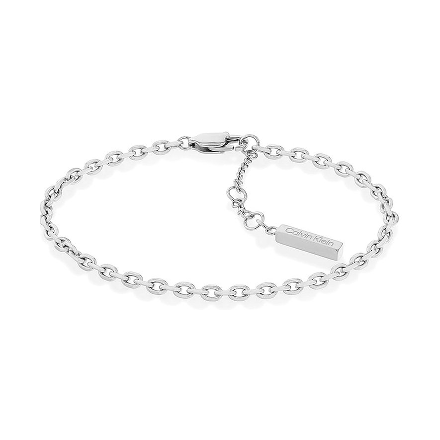 Drei Armbänder von Calvin Klein aus Edelstahl in unterschiedlichen Gliederdesigns, liegend vor weißem Hintergrund.