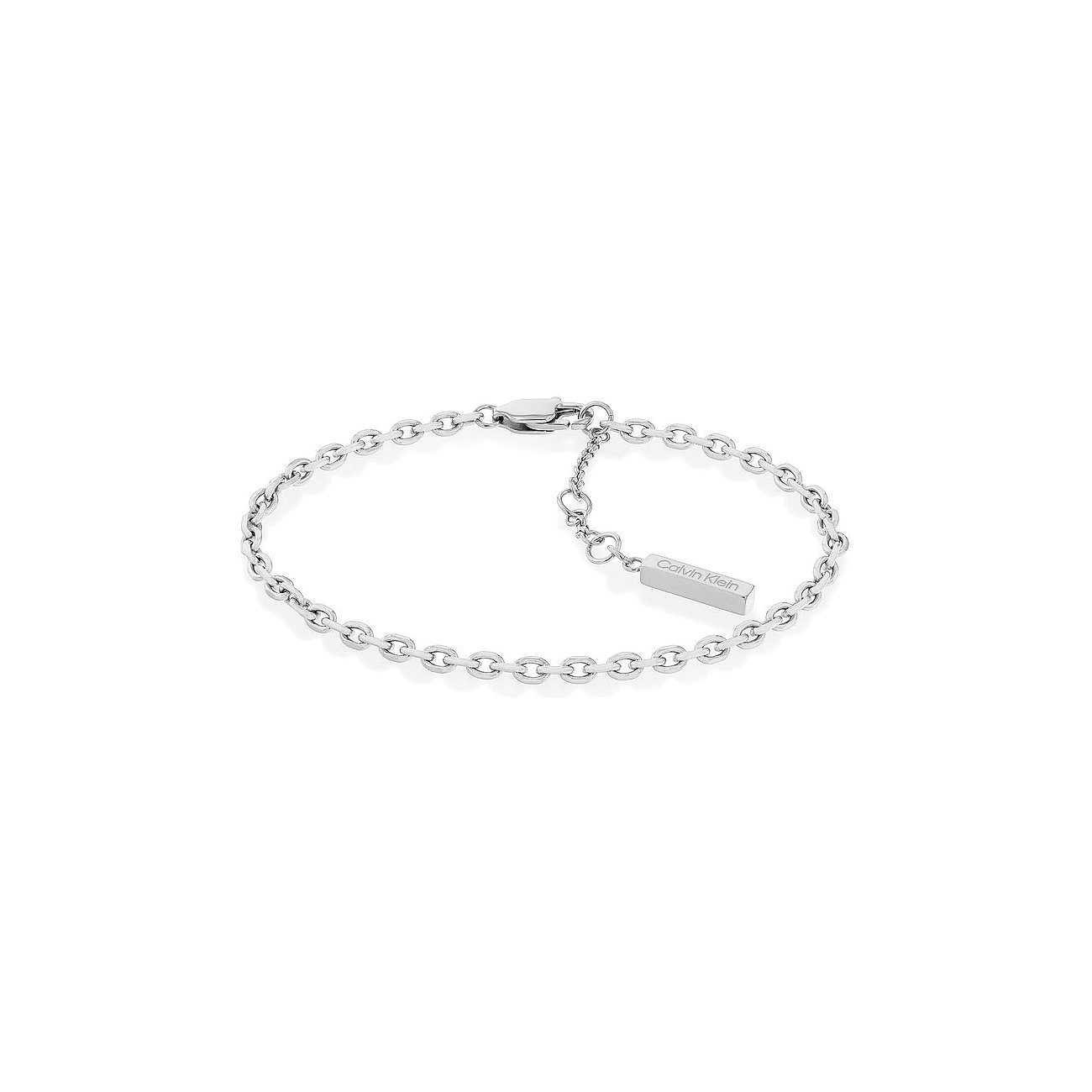 Drei Armbänder von Calvin Klein aus Edelstahl in unterschiedlichen Gliederdesigns, liegend vor weißem Hintergrund.