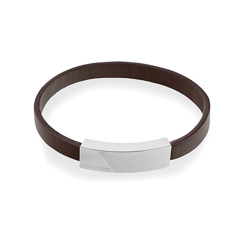 Armband von Calvin Klein aus braunem Leder mit gravierter gebürsteter Edelstahlplatte aus der Calvin Klein Kollektion.