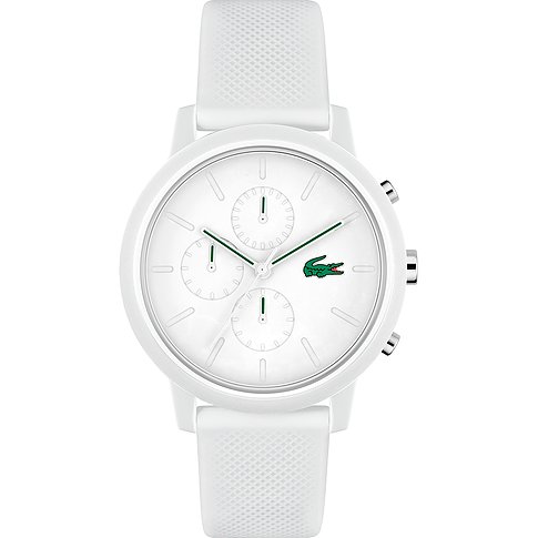 Eine weiße Herrenuhr von Lacoste aus Kunststoff mit grünem Krokodil-Logo auf dem Zifferblatt, frontal auf weißem Hintergrund.