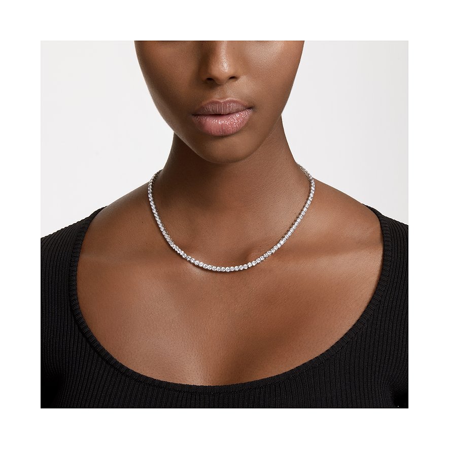 Nahaufnahme eines silberfarbenen Swarovski Halschmuck aus Metall mit Kristallen, getragen von einer Frau.