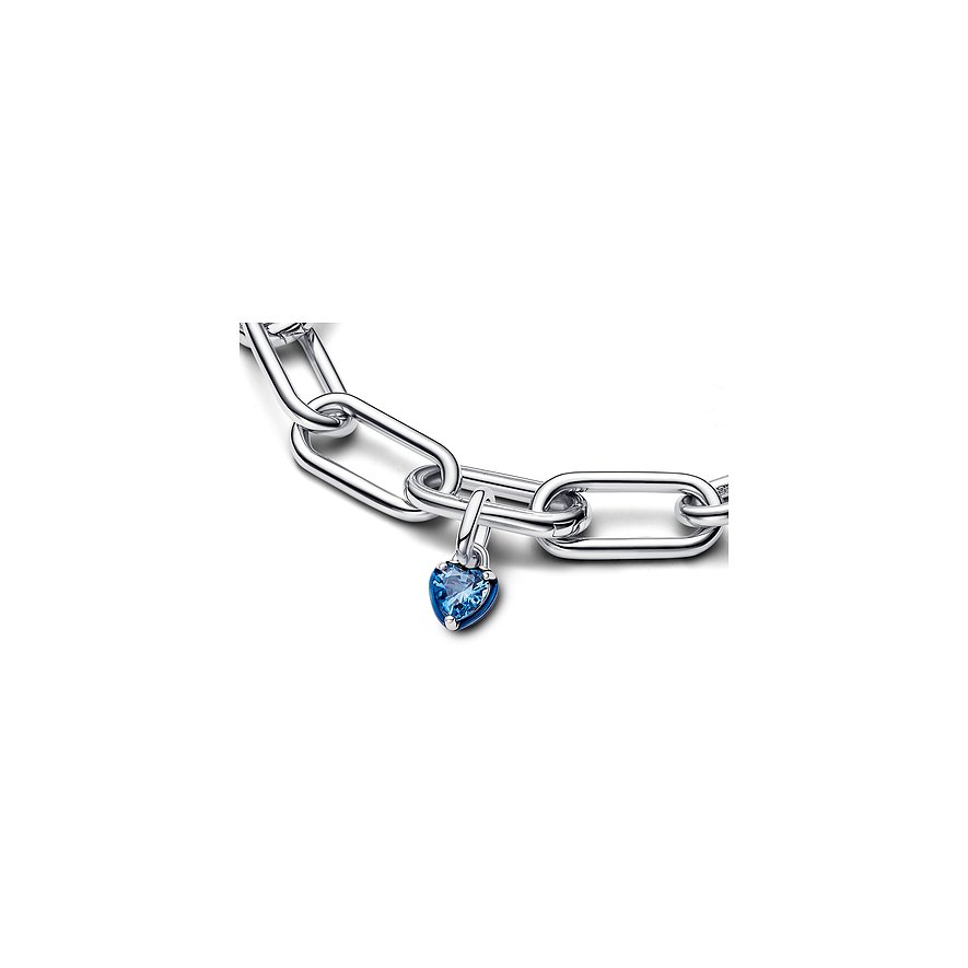 Pandora Armband aus 925er Silber mit blauem Kristall-Anhänger in Herzform.