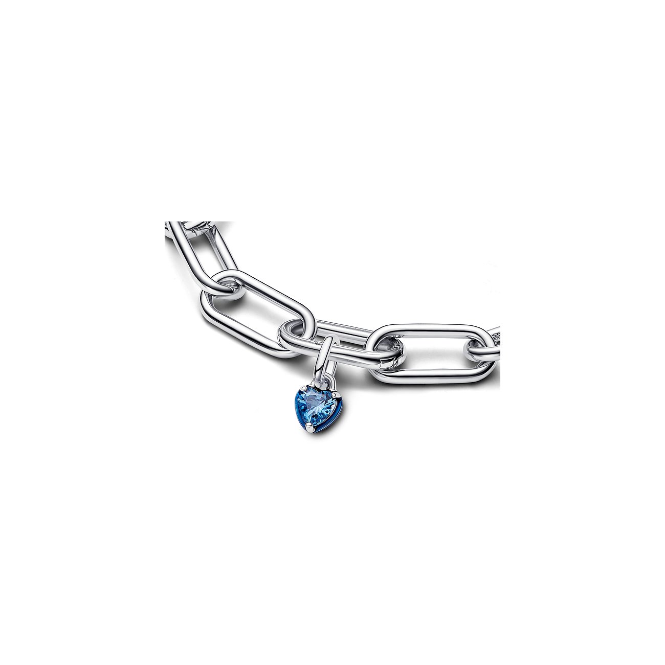 Pandora Armband aus 925er Silber mit blauem Kristall-Anhänger in Herzform.