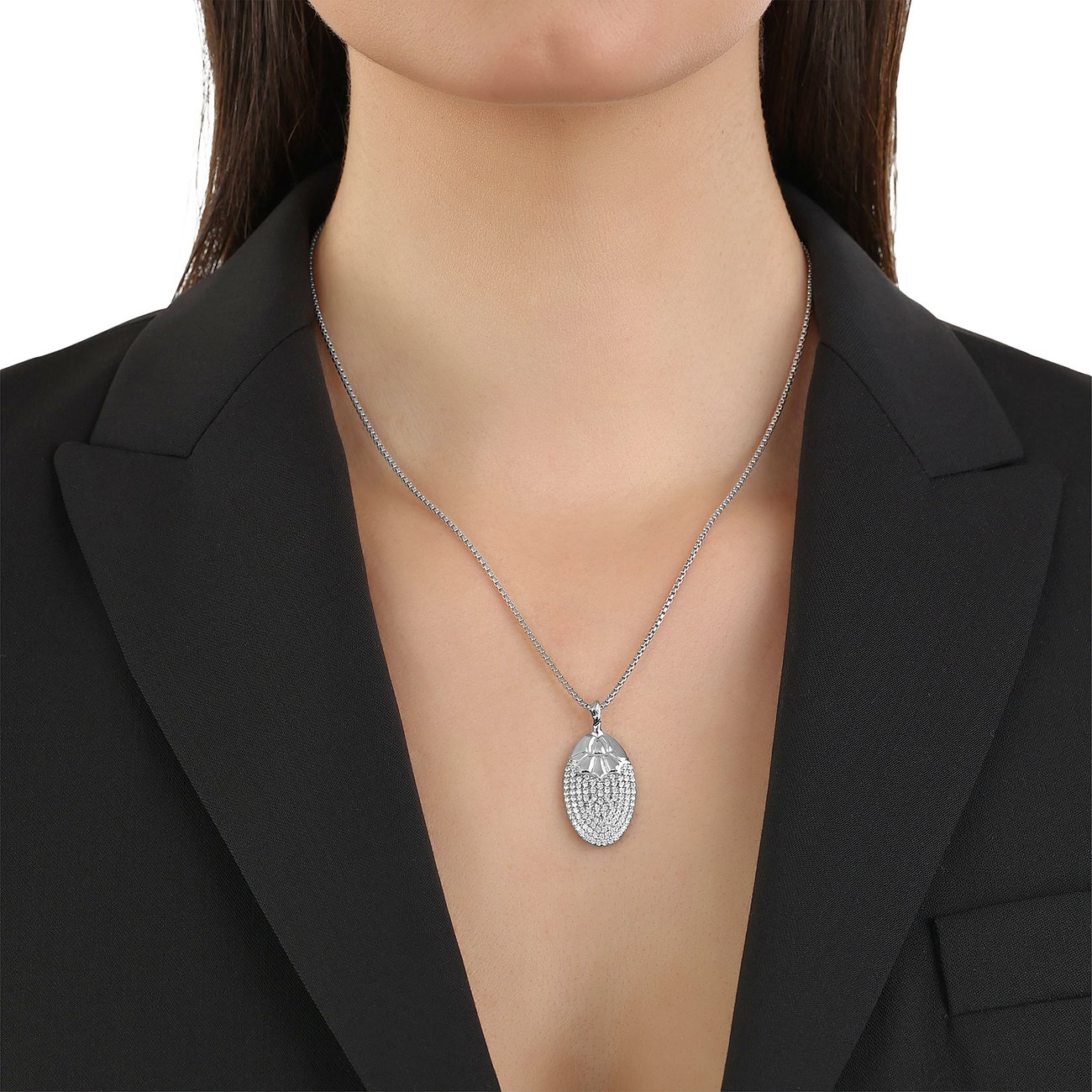 JOOP! Halsschmuck aus Silber mit geschliffenem Zirkonia-Stein. Ein ovales, glitzerndes Medaillon.