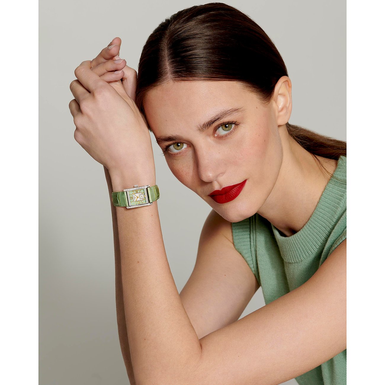 Longines Damenuhr mit Edelstahlgehäuse, besetzt mit Diamanten, mit grünem Band.