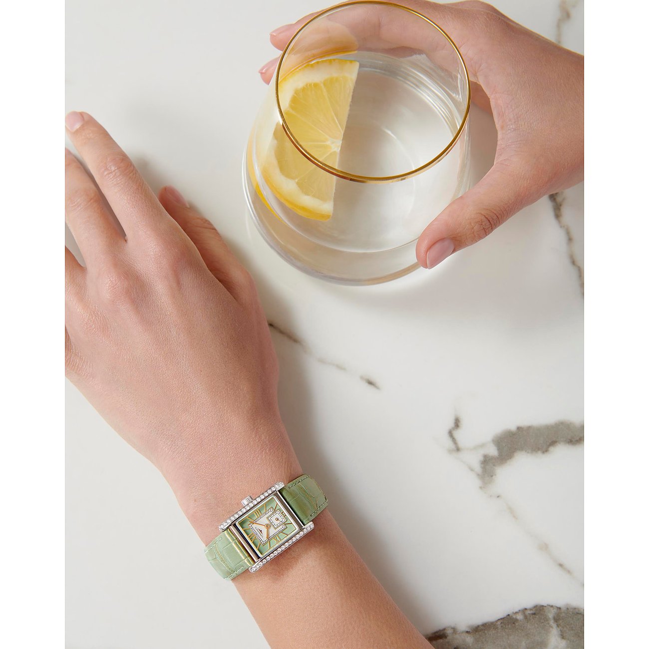 Longines Damenuhr mit Edelstahlgehäuse, Diamanten und grünem Lederarmband.