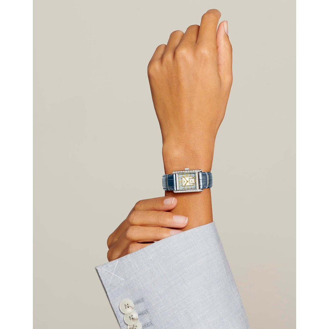 Longines Damenuhr aus Edelstahl mit Diamanten, rechteckigem Gehäuse und blauem Armband.