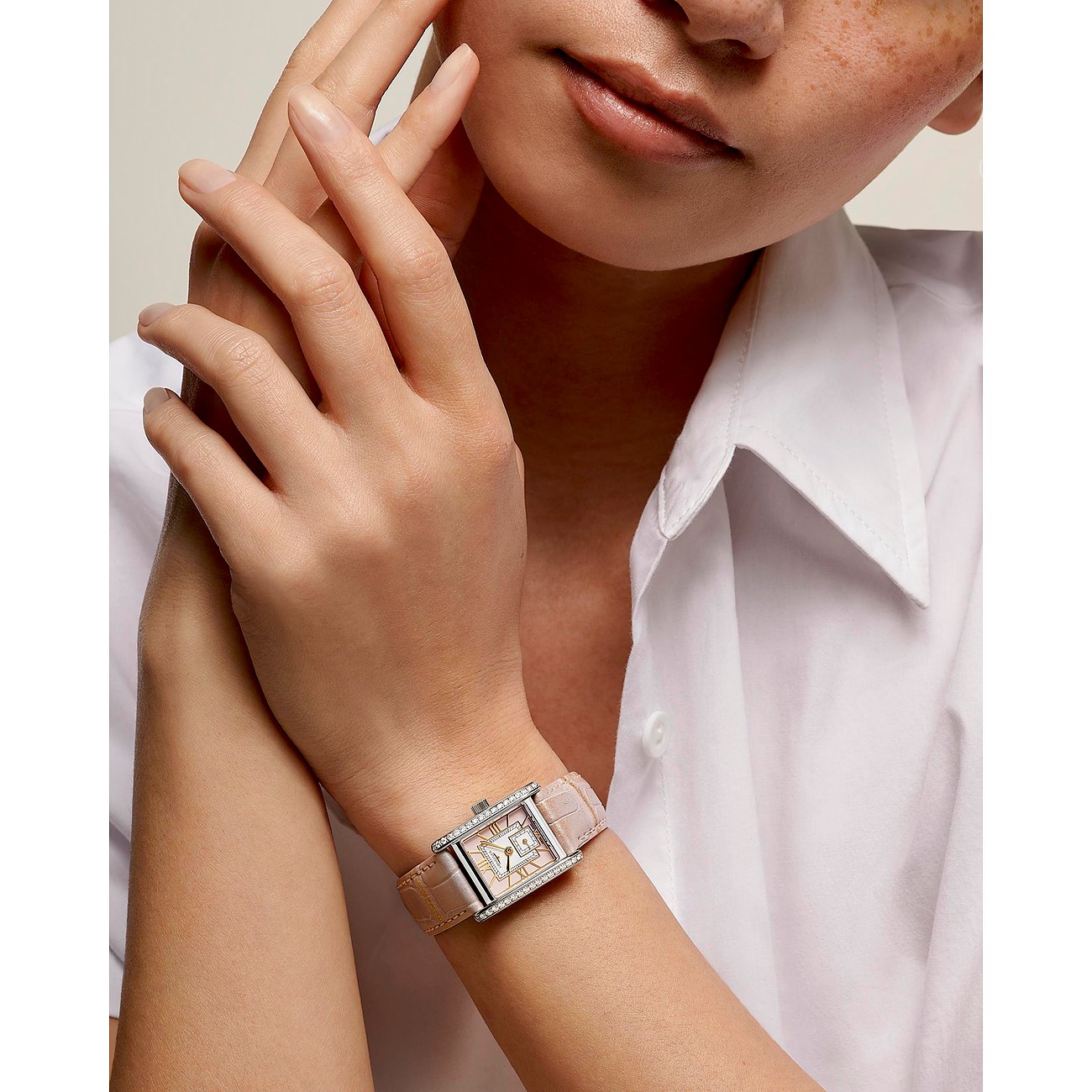 Longines Damenuhr aus Edelstahl mit Diamanten, rechteckiges Gehäuse, analog.