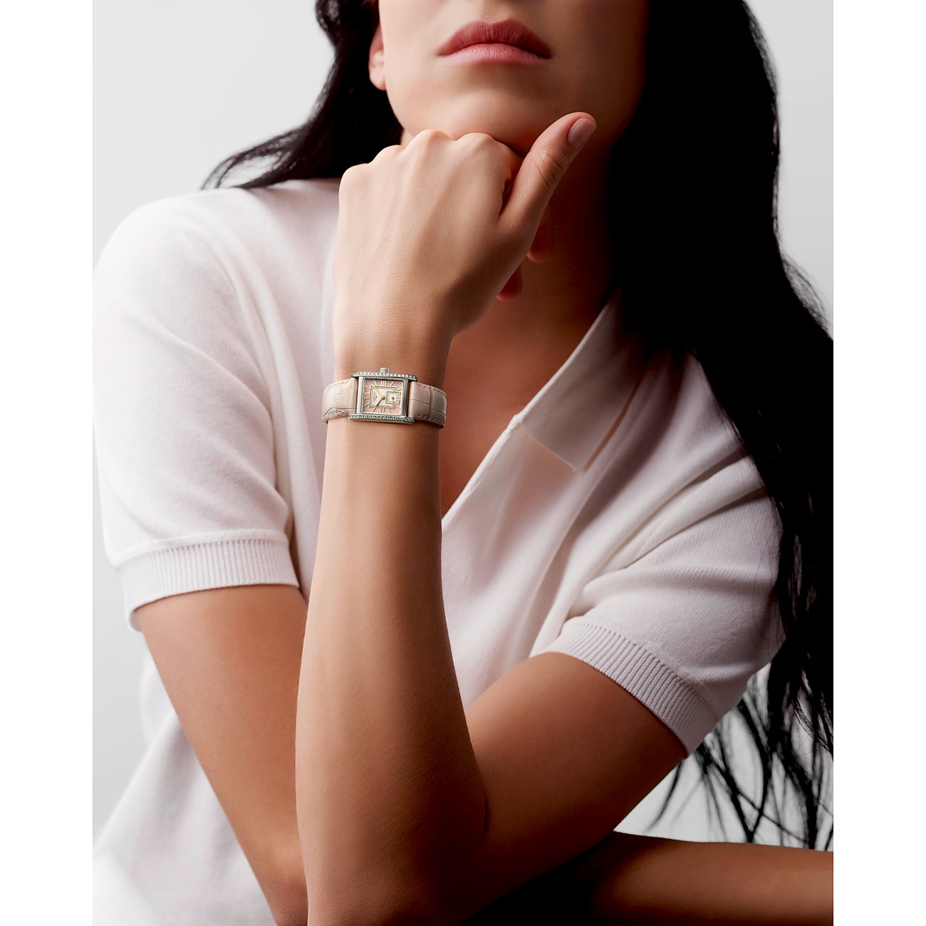 Longines Damenuhr mit Edelstahlgehäuse, Diamanten und Lederarmband.