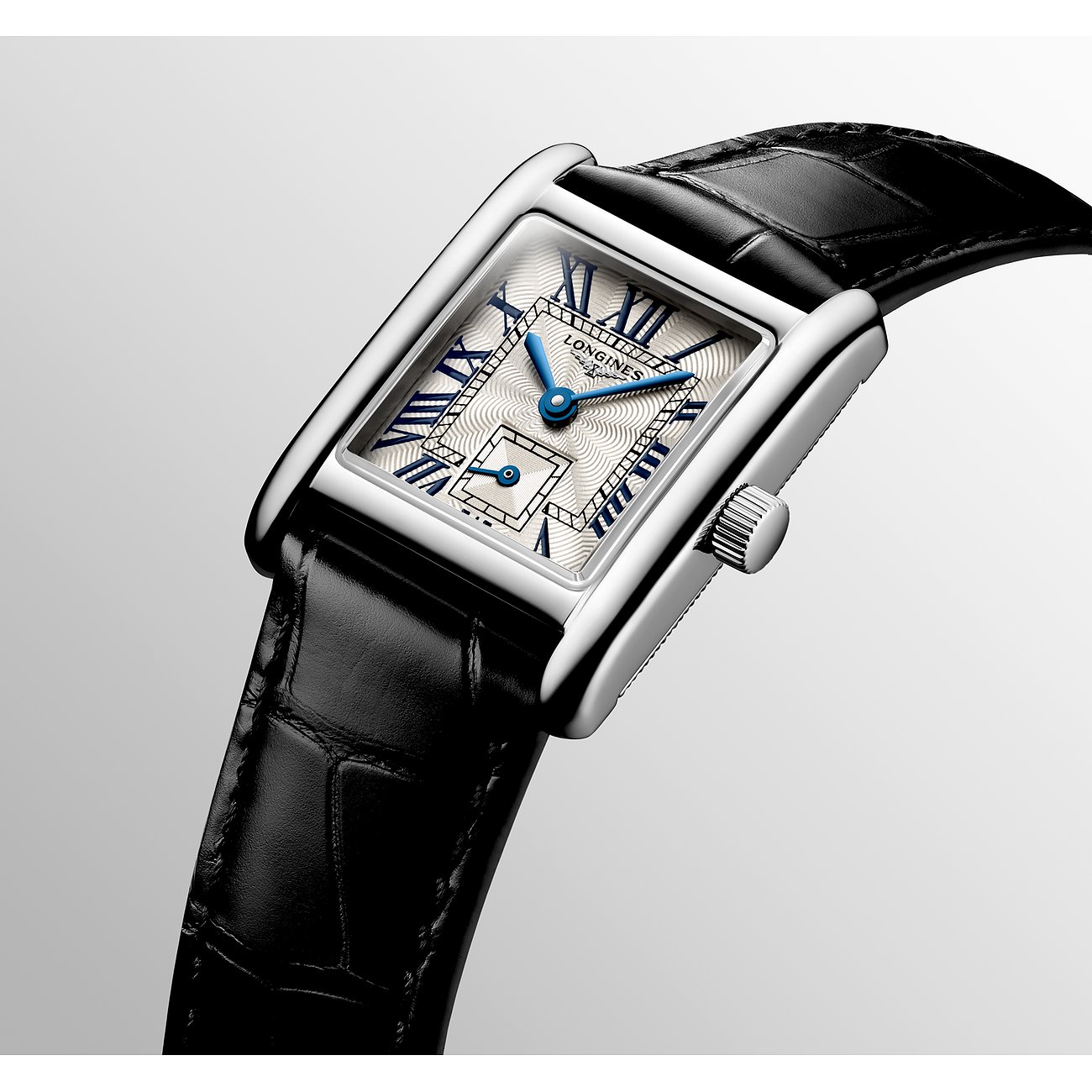 Longines Damenuhr mit Edelstahlgehäuse, silberfarbenes Zifferblatt und schwarzes Lederarmband.