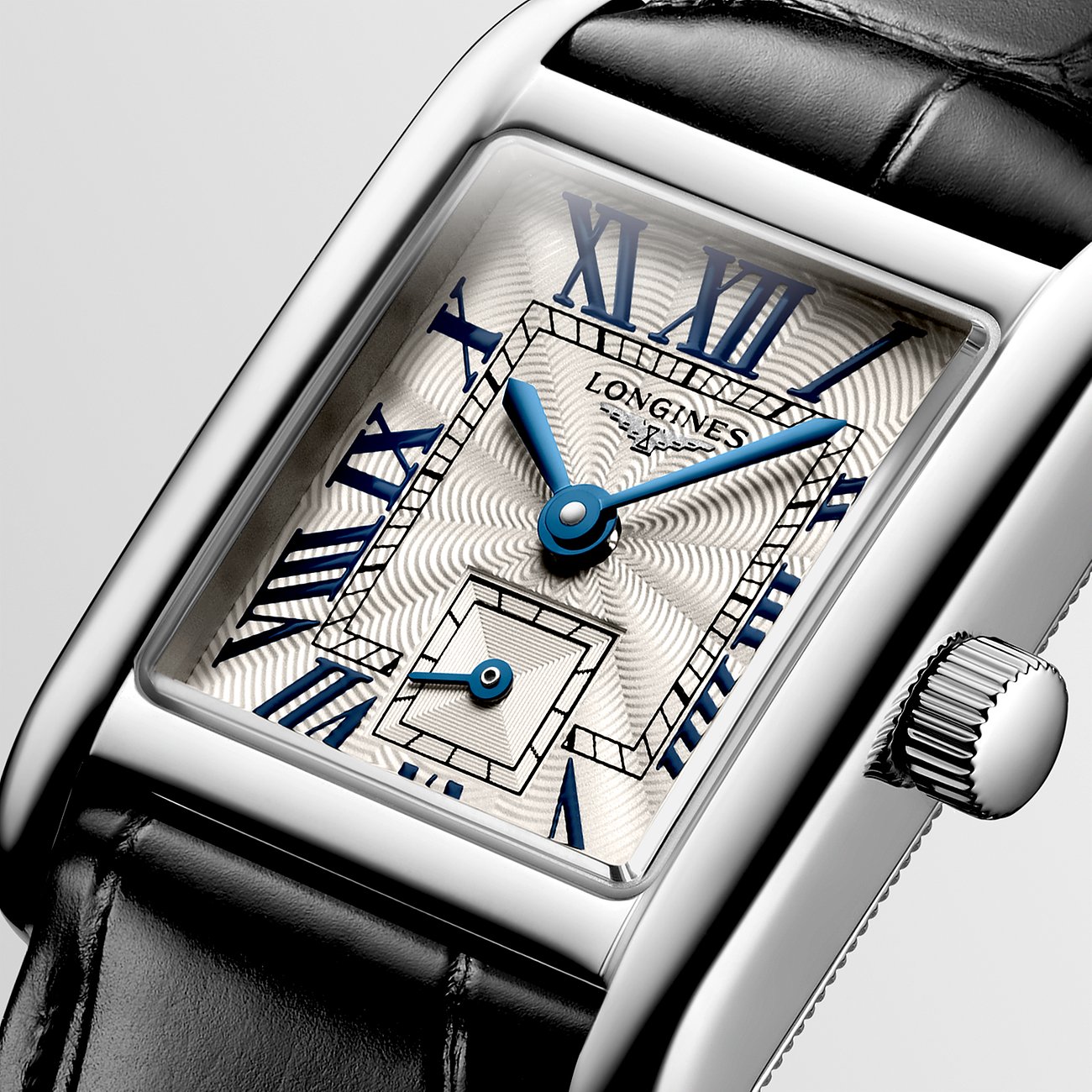 Longines Damenuhr mit Edelstahlgehäuse, silberfarbenes Zifferblatt, römische Ziffern.