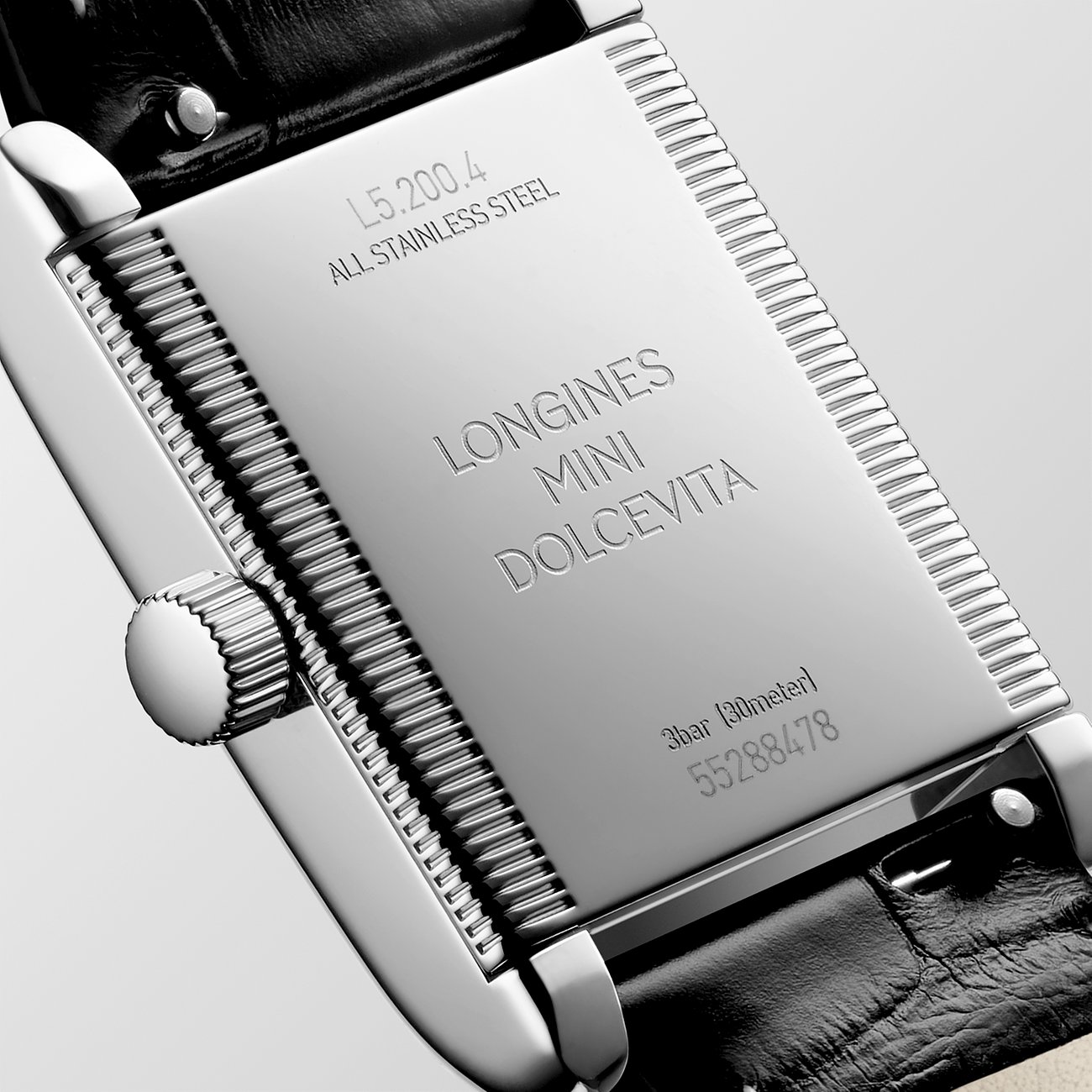 Longines Damenuhr aus Edelstahl mit geriffeltem Gehäuse und schwarzem Lederarmband.