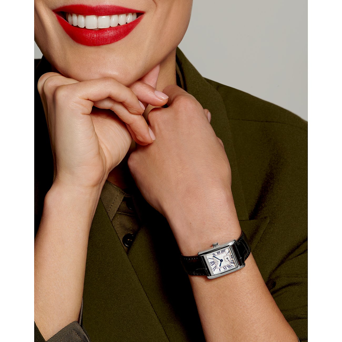 Longines Damenuhr mit Edelstahlgehäuse, analog, mit römischen Ziffern.