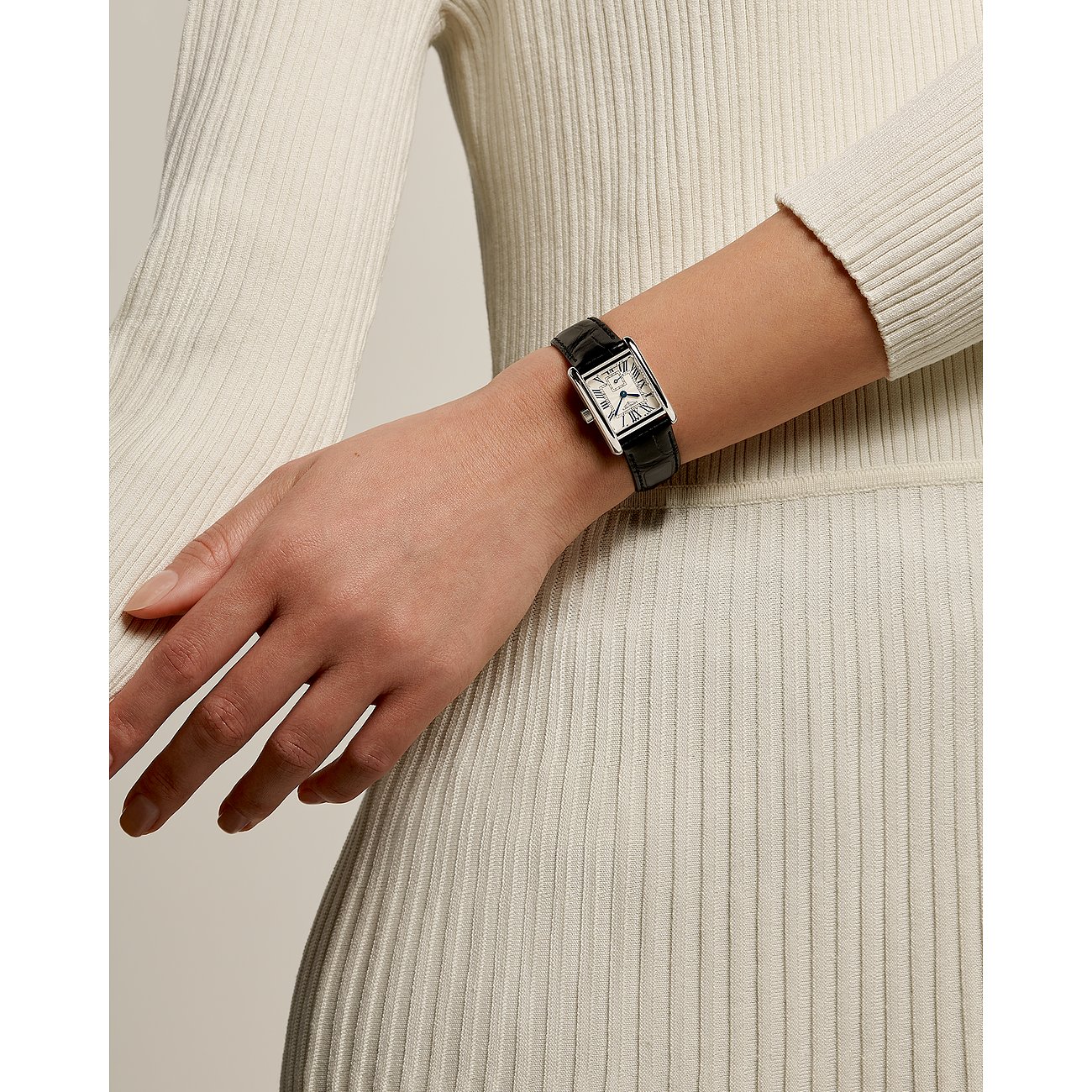 Longines Damenuhr mit Edelstahlgehäuse, weißem Zifferblatt und schwarzem Lederarmband.