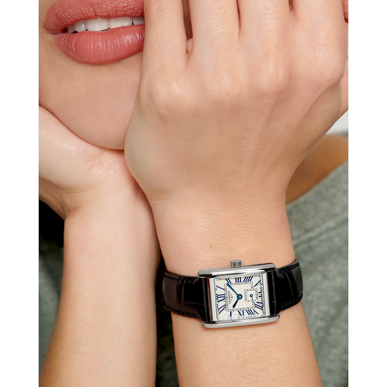 Longines Damenuhr mit Edelstahlgehäuse und schwarzem Lederarmband, rechteckig.