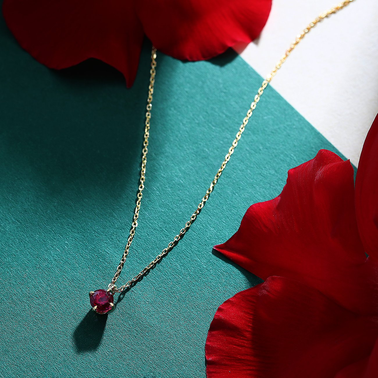 Live Diamond Kette aus 375 Gelbgold mit Rubin.