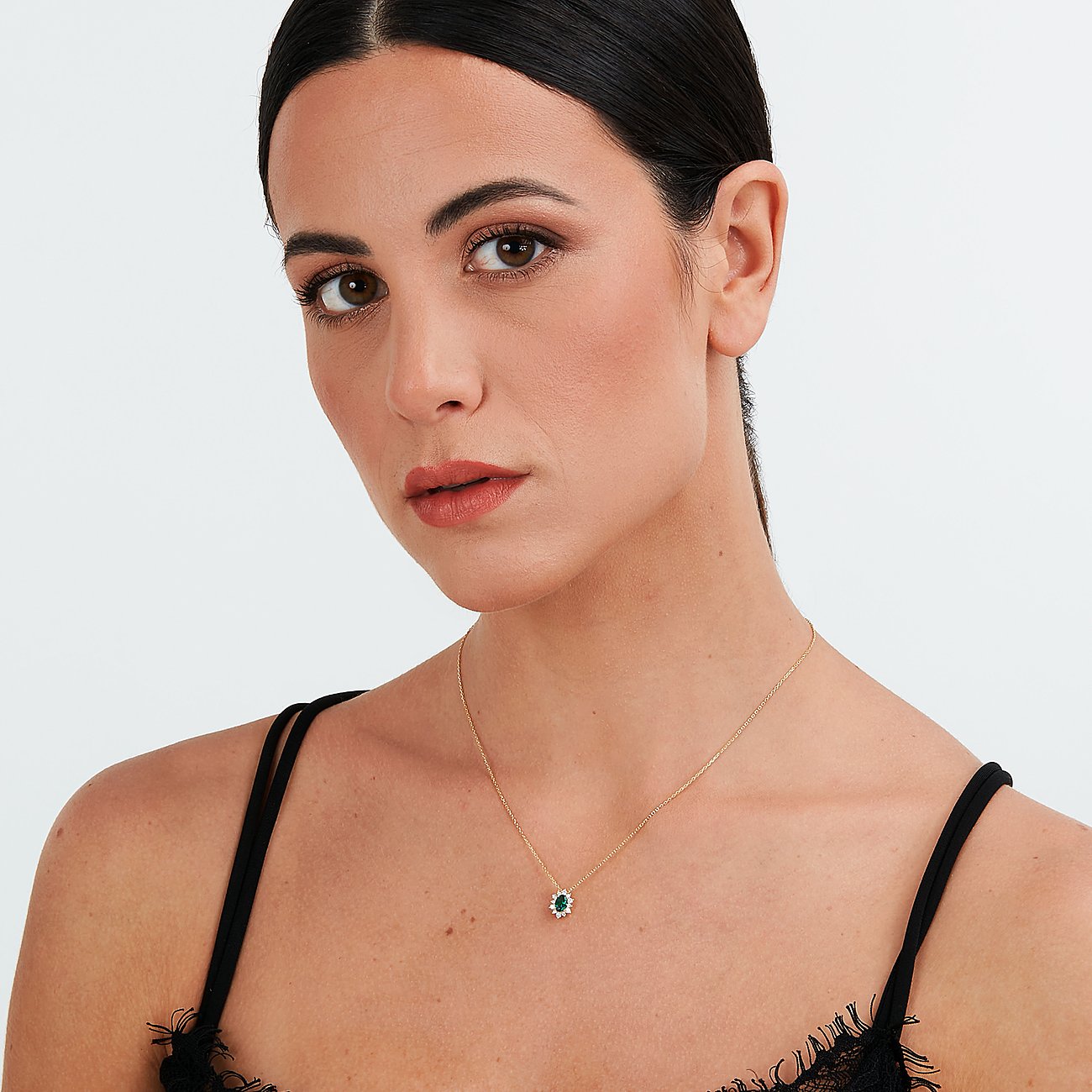 Live Diamond Halsschmuck aus 375 Gelbgold mit Smaragd und weißen Steinen.