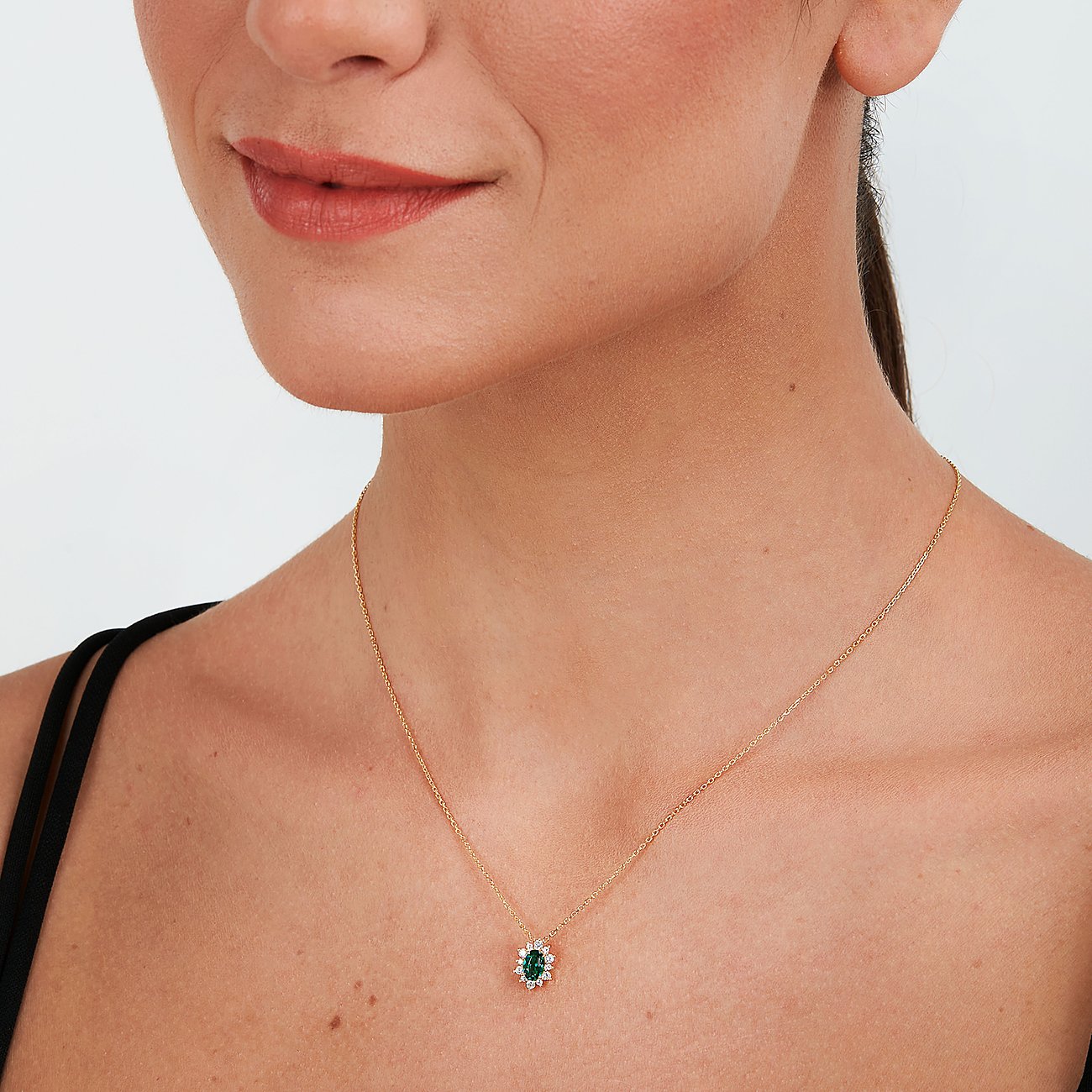 Live Diamond Halsschmuck aus 375 Gelbgold mit Smaragd und weißen Steinen.