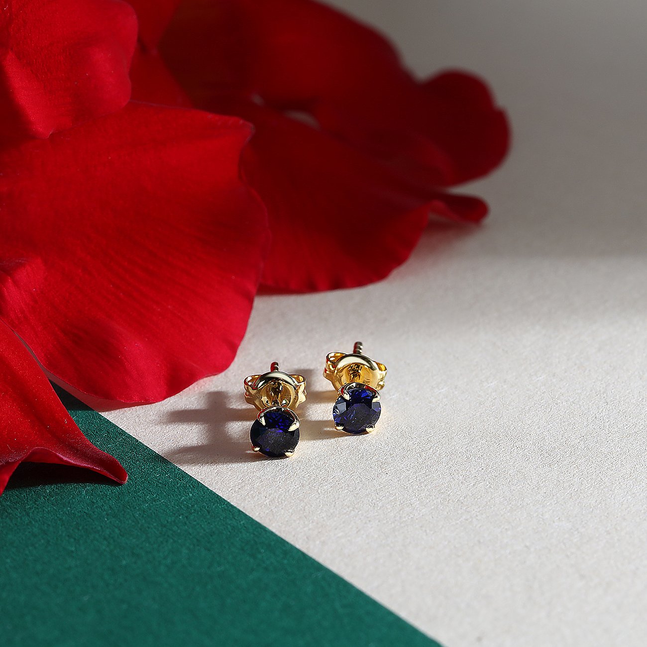 Live Diamond Ohrstecker aus 375 Gelbgold mit Saphiren.