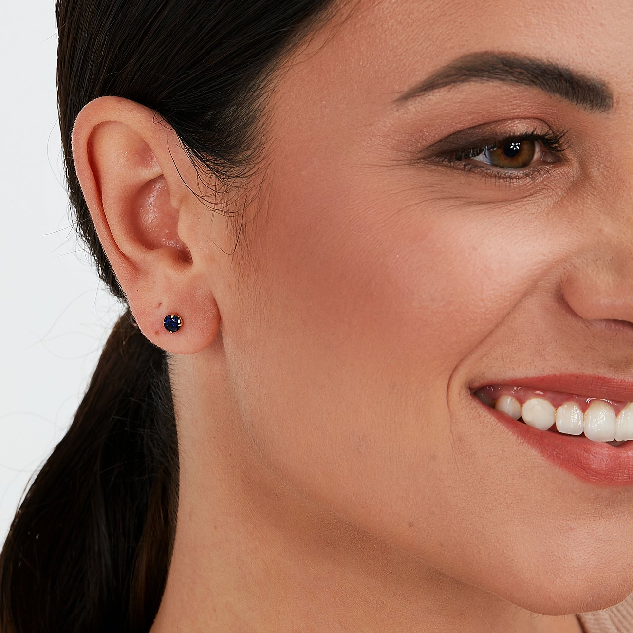 Live Diamond Ohrstecker aus 375 Gelbgold mit Saphir.