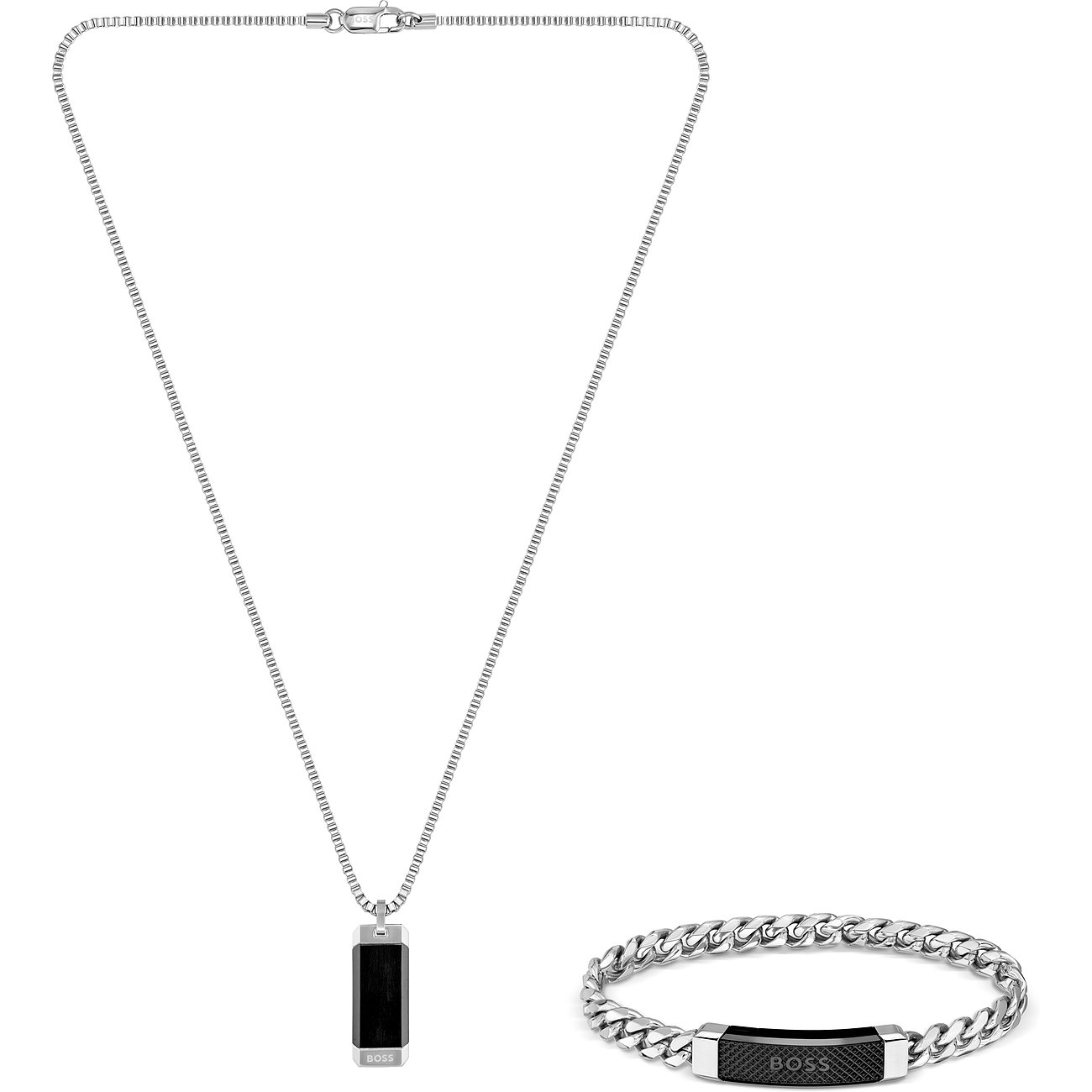 Boss Schmuck-Set aus Edelstahl: Halskette mit schwarzem, rechteckigem Anhänger und passendes Armband mit breitem Gliederkettenmuster und ebenfalls rechteckigem schwarzen Emblem.