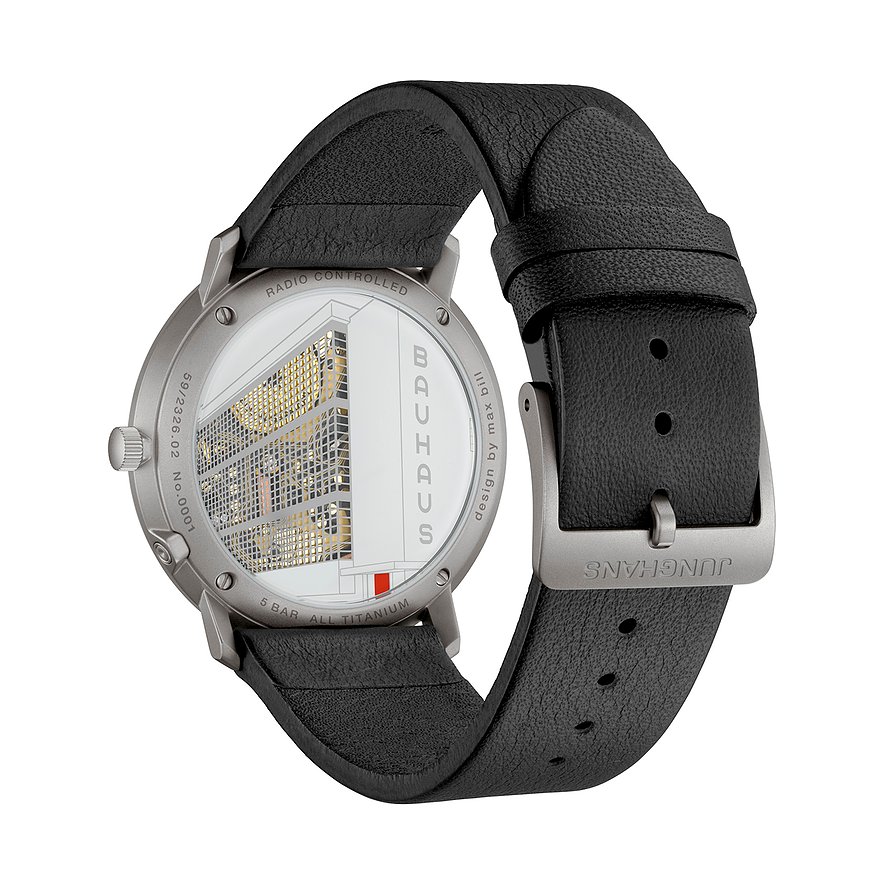 Junghans Herrenuhr mit Titangehäuse und schwarzem Lederarmband.