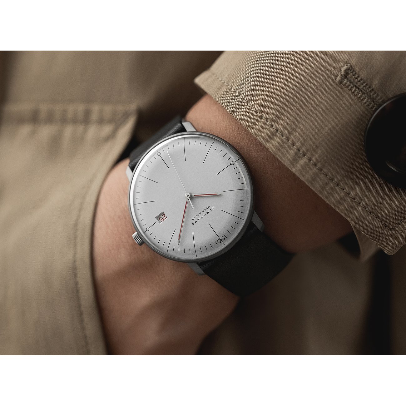 Junghans Herrenuhr mit Titan-Gehäuse, silberfarbenes Zifferblatt, analog.