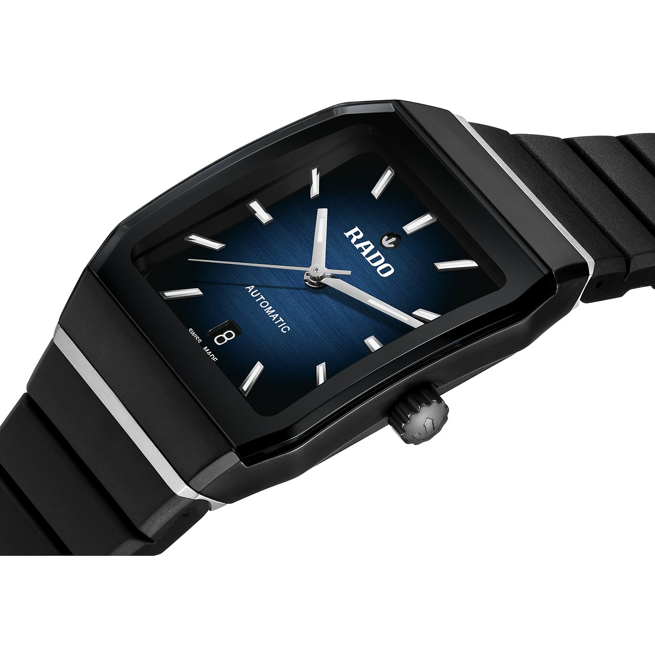 Rado Herrenuhr aus Keramik mit blauem Zifferblatt und silbernen Zeigern und Indexen, leicht schräg von oben.