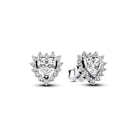 Ein Paar Pandora Ohrstecker aus 925er Silber mit herzförmigen Zirkonia in der Mitte, umgeben von kleineren Zirkonia.