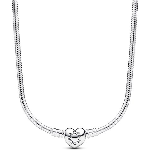 Pandora Halskette aus 925er Silber mit Herz-Anhänger.